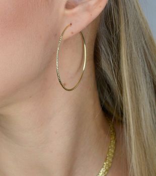 Złote kolczyki 333 koła 5 cm KL 9823 333 💎 Złote kolczyki w kształcie koła, delikatnie i w nowoczesny sposób grawerowane, kolczyki ze złota, kolczyki koła 5 cm (2).JPG